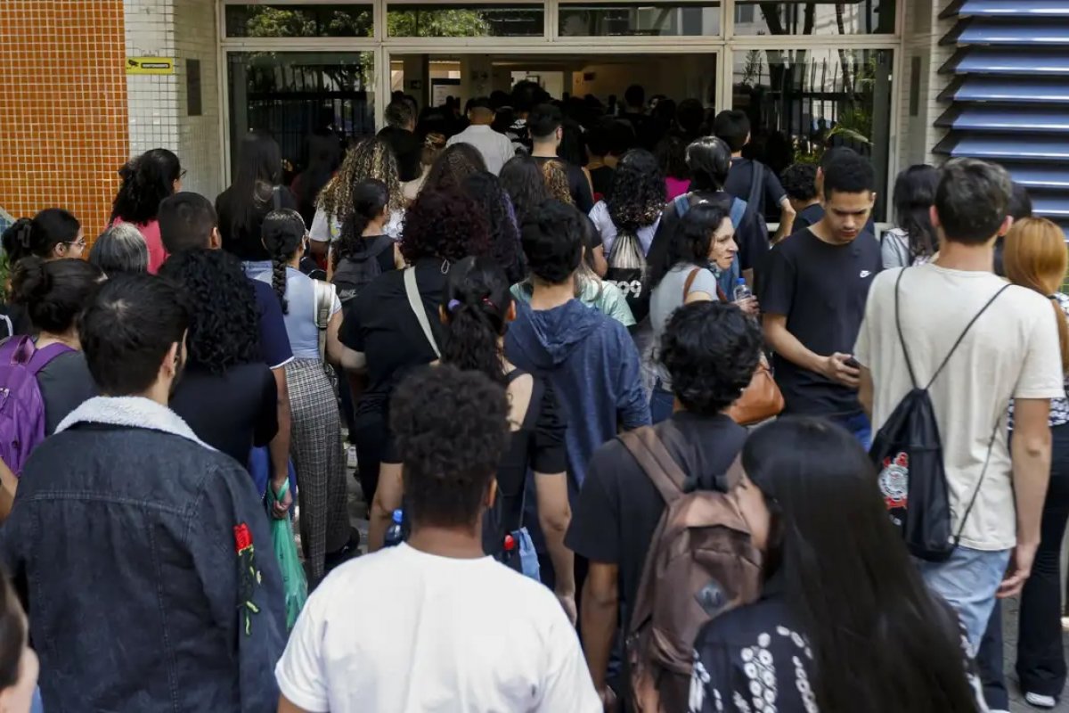 Pé-de-meia licenciaturas: bolsa do governo para motivar professores não terá o critério de renda; veja como ocorrerá