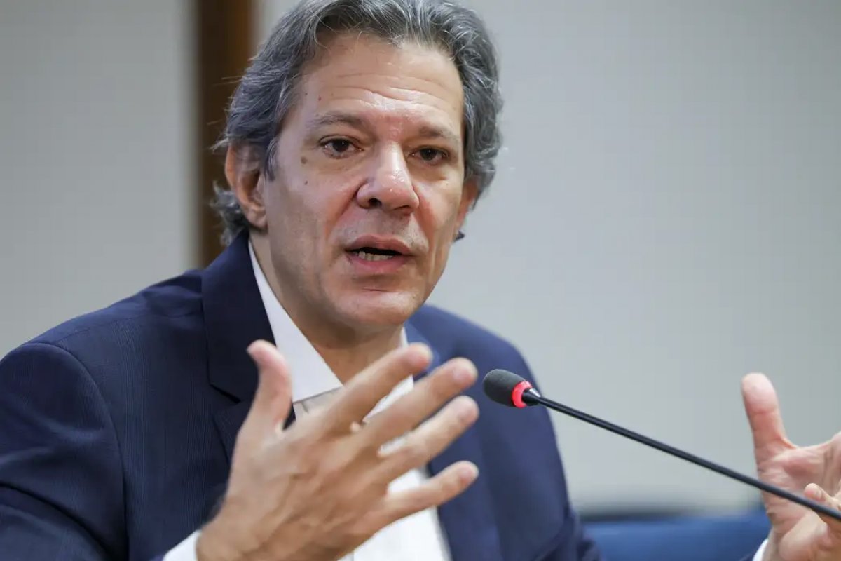 "Ele não pode reclamar da Receita, ele foi pego pela Receita", provoca Haddad em relação a Flávio Bolsonaro