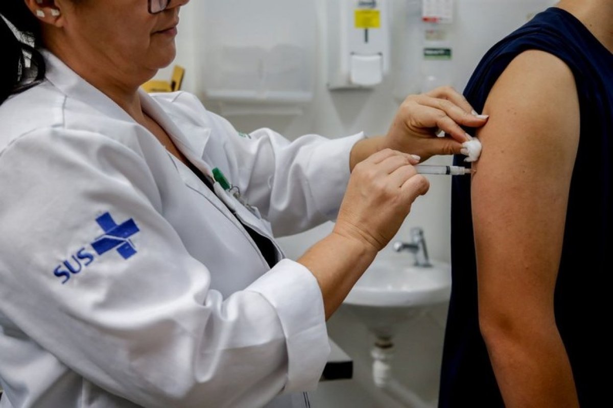Número de doses da vacina da dengue oferecidas a rede privada continua limitado, diz farmacêutica