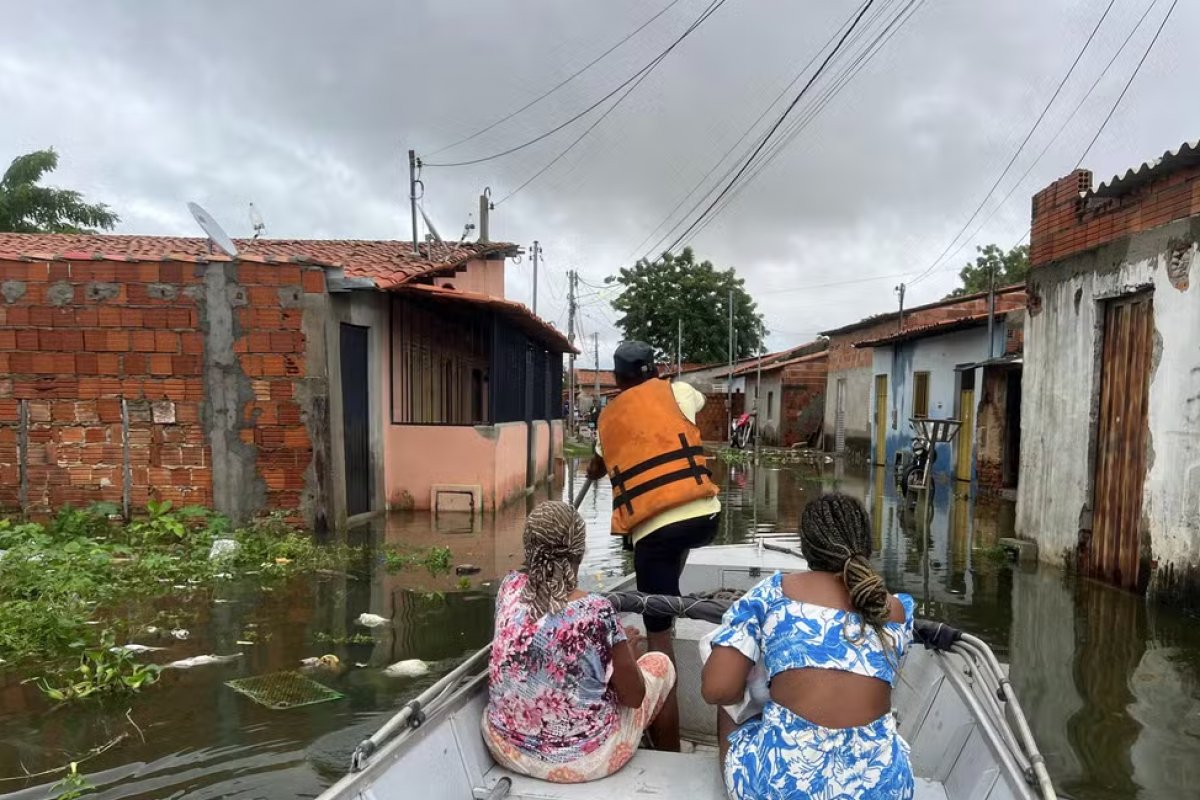 Moradores ficam ilhados após ruas alagarem em diferentes regiões da Bahia