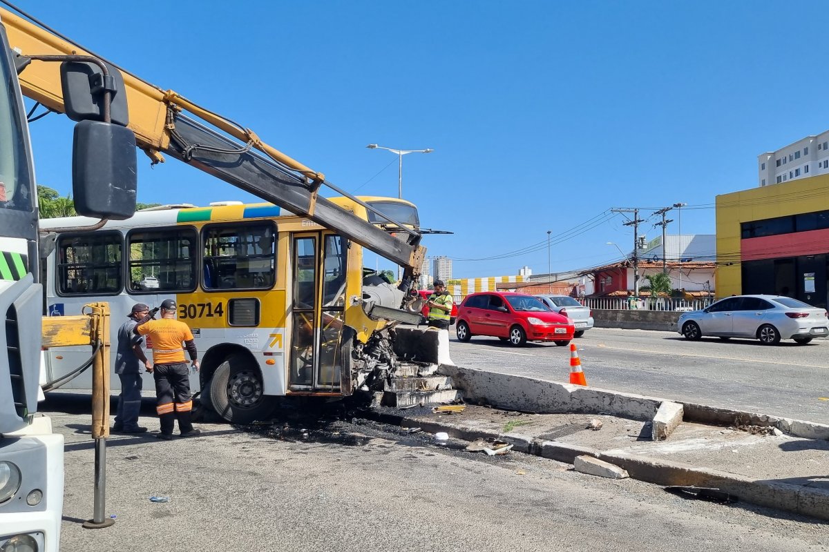 Vídeo: Acidente de ônibus e caminhão assusta moradores na Fazenda Grande do Retiro