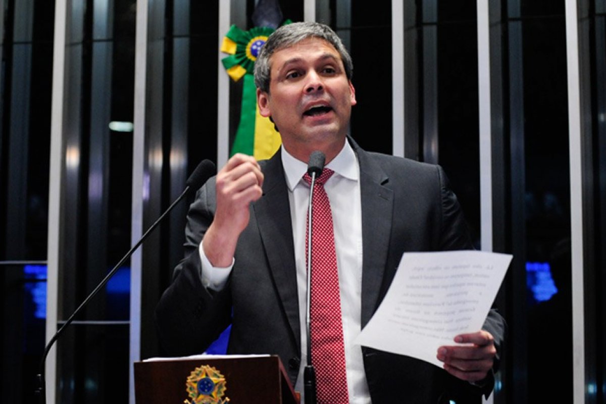 Vídeo: Lindbergh Farias responde deputado e chama de "FakeNikolas"