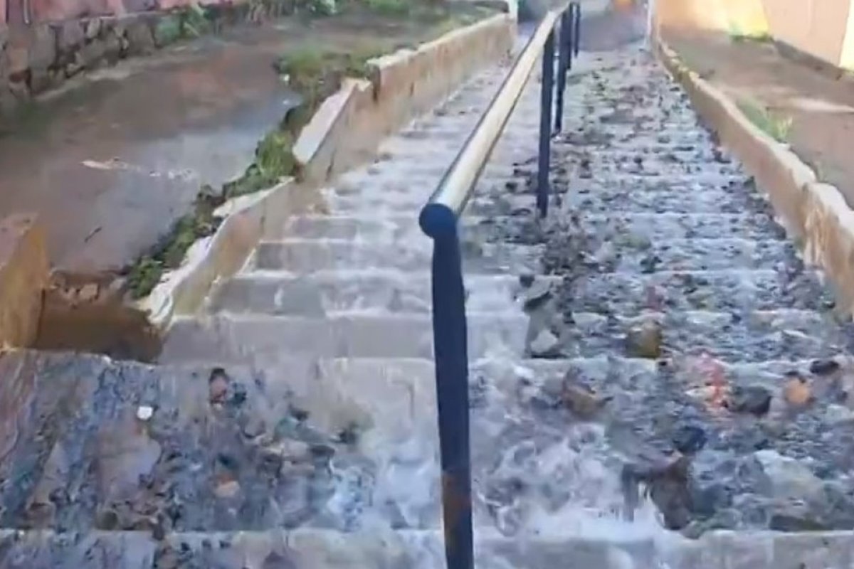 Avenida Vasco da Gama, em Salvador, amanhece com vazamento de água