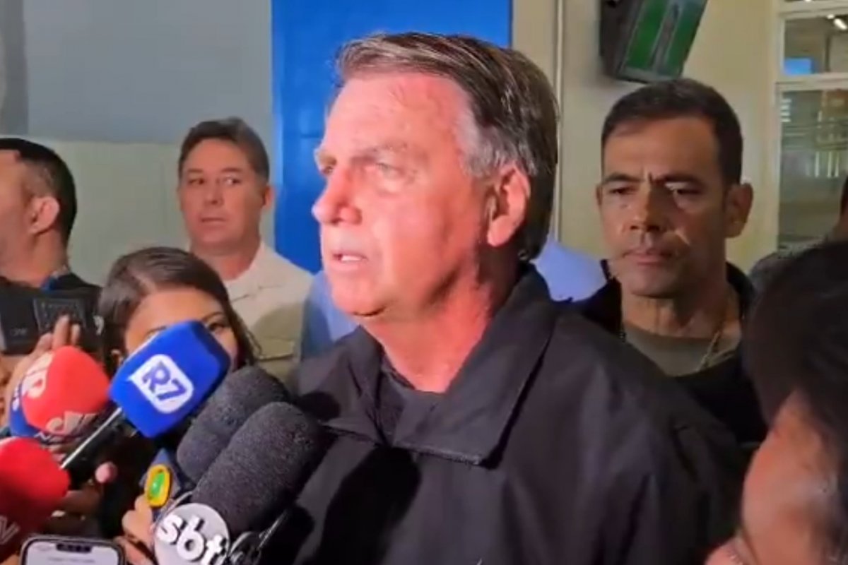 Vídeo: "estou constrangido. Queria acompanhar a minha esposa", diz Bolsonaro sobre posse de Trump