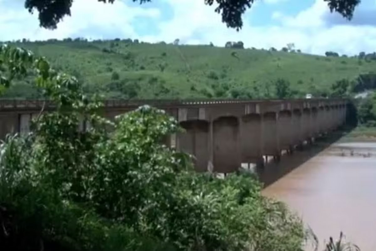 Restrito tráfego de automóveis de carga na ponte sobre o Rio Jequitinhonha na BR-101/BA