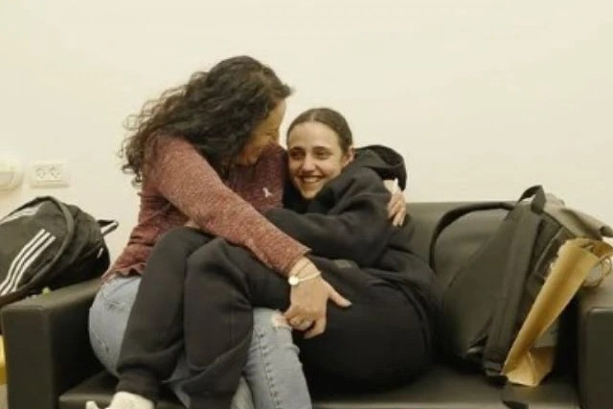 Israel divulga primeiras imagens de reféns libertadas pelo Hamas com familiares; veja