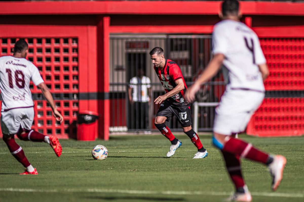 No apagar das luzes, Vitória arranca empate com o Jacuipense e segue na liderança do Baiano