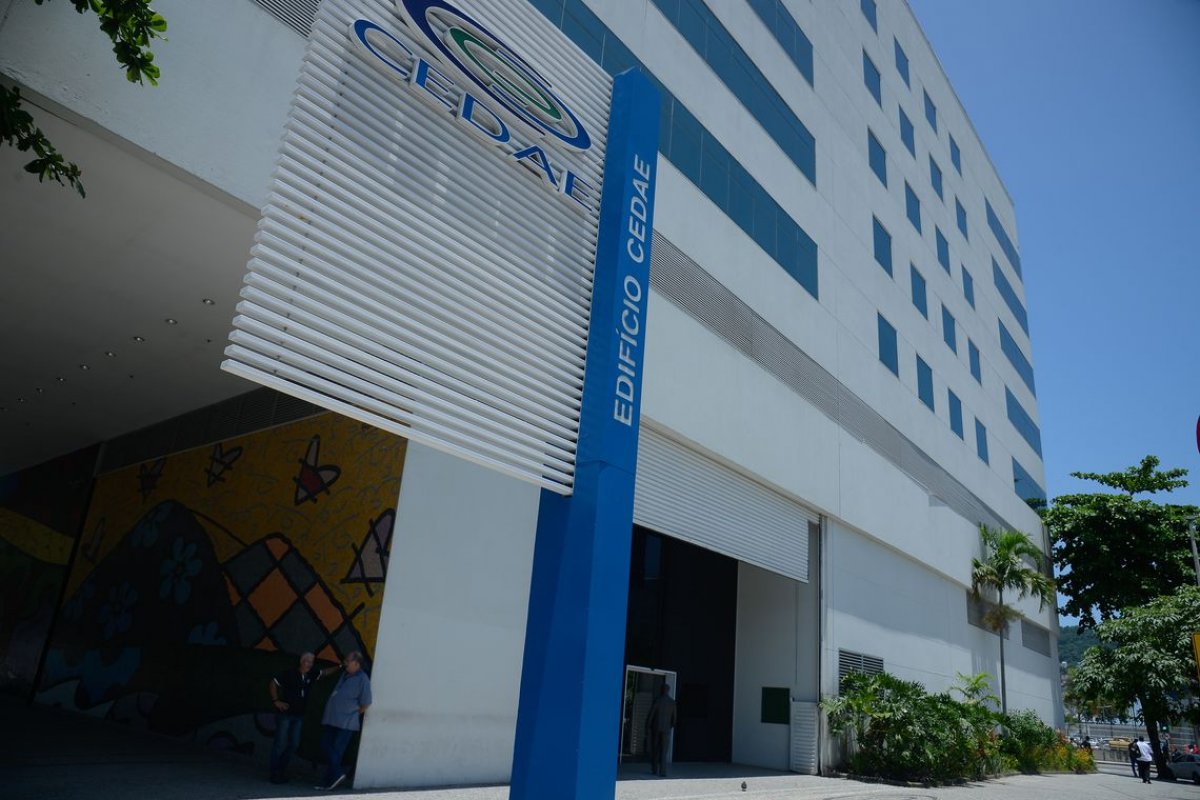 Estudantes voltam às aulas no Rio e recebem água mineral