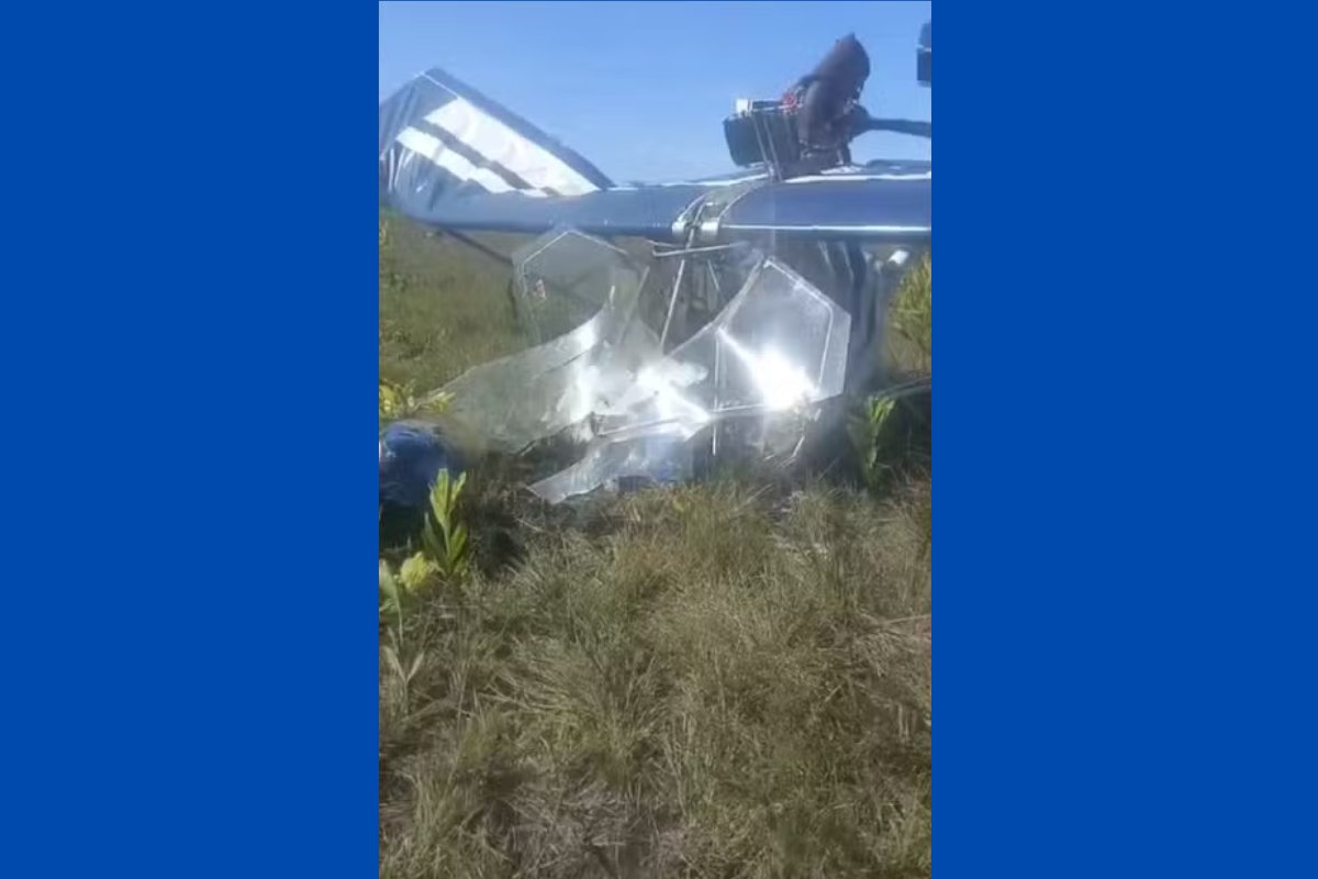 Vídeo: dois homens ficam feridos após queda de avião de pequeno porte no extremo sul da Bahia