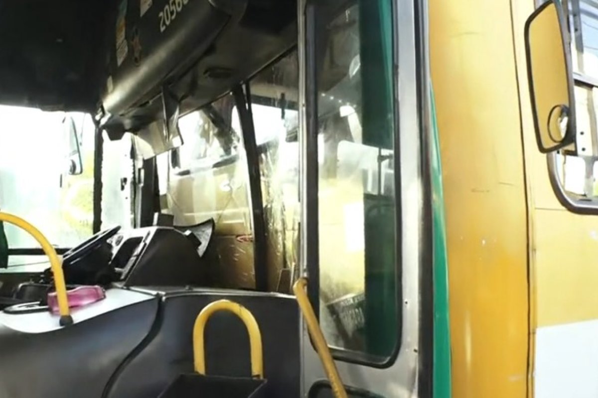 Ônibus perde controle e bate na traseira de outro coletivo na Av. Paralela