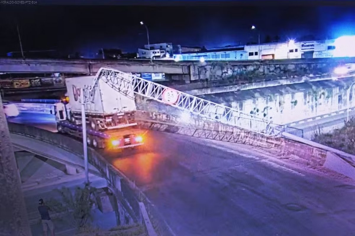 Pórtico de sinalização, destruído por caminhão-guincho em Complexo Viário de Feira de Santana, é reinstalado