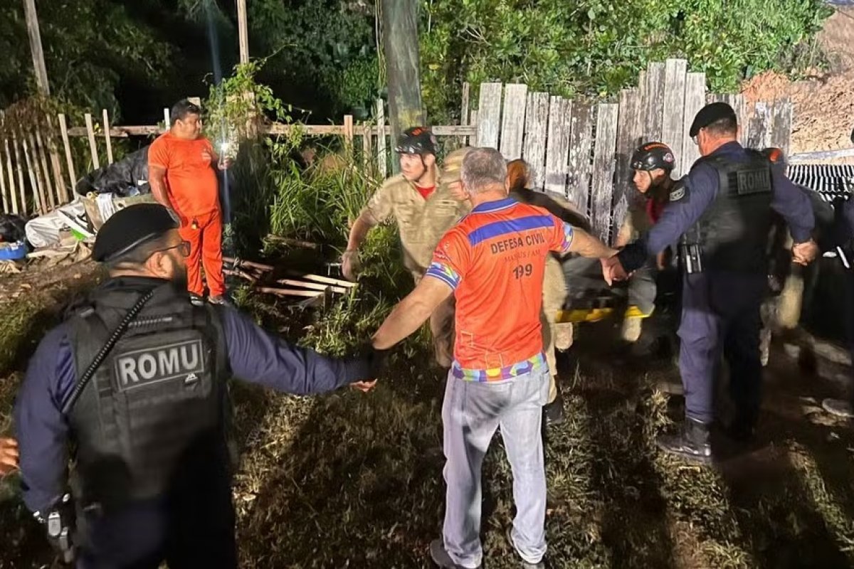 Corpos de pai e filha são encontrados abraçados após deslizamento de terra em Manaus