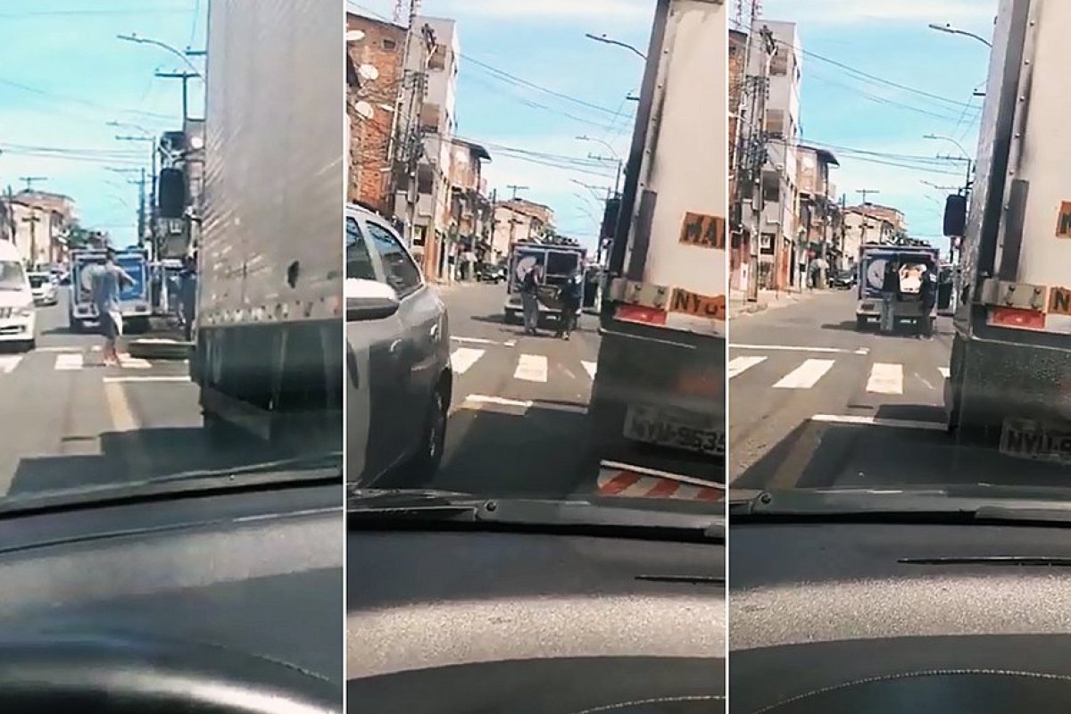 Fundo de rabecão abre e corpo cai no meio da rua na Fazenda Grande do Retiro, em Salvador; veja vídeo