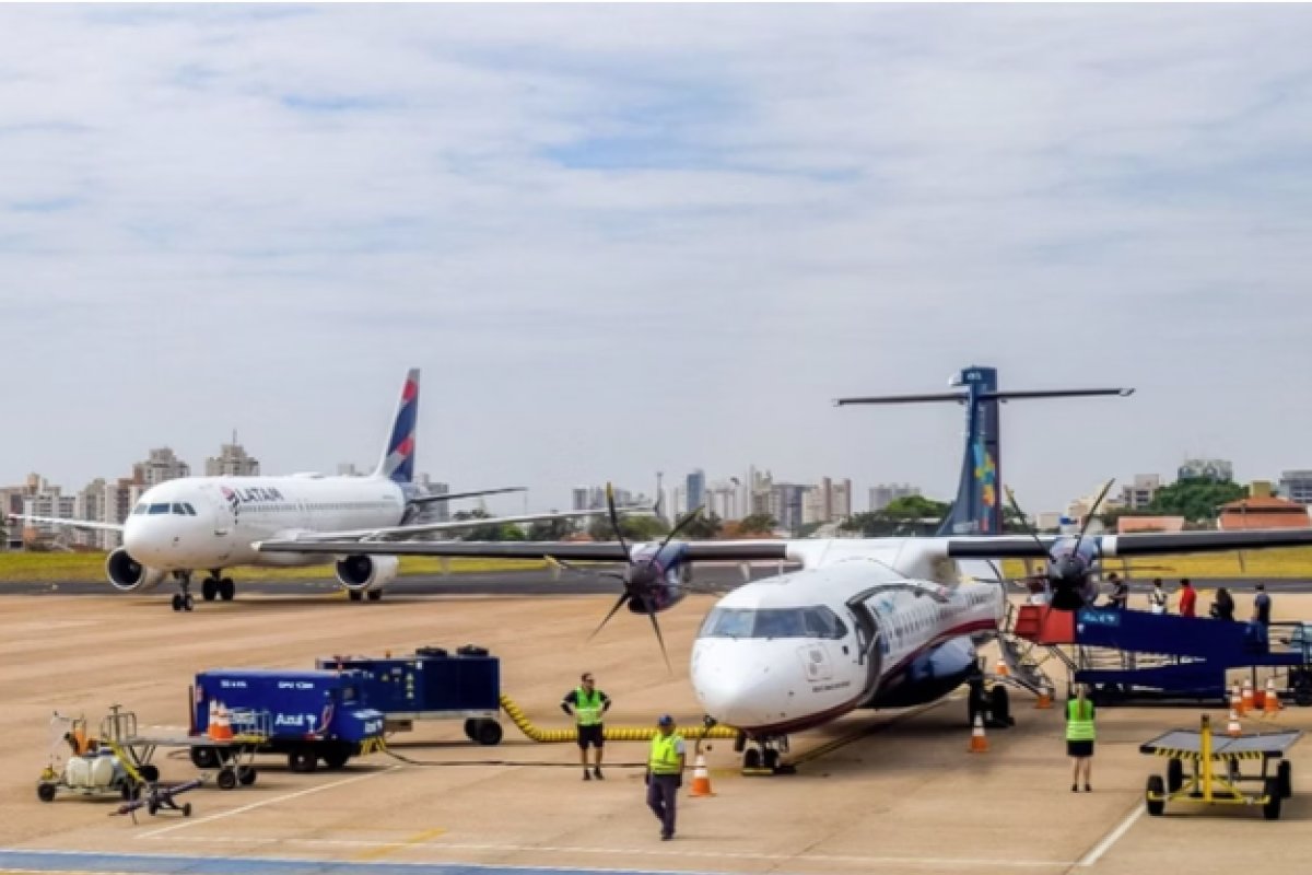 Passageiro morre após cair da escada de desembarque de avião em SP