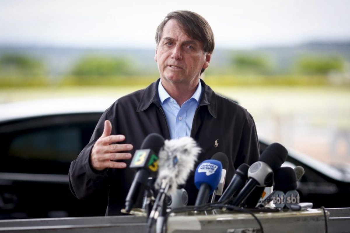 Bolsonaro afirma que o filho mais novo não namorou com filha de miliciano