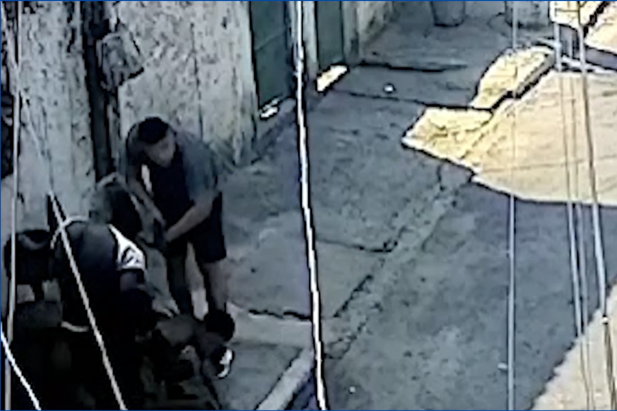 Vídeo: PMs, ex-policial e outros dois homens são investigados por envolvimento em assaltos a bocas de fumo no RJ
