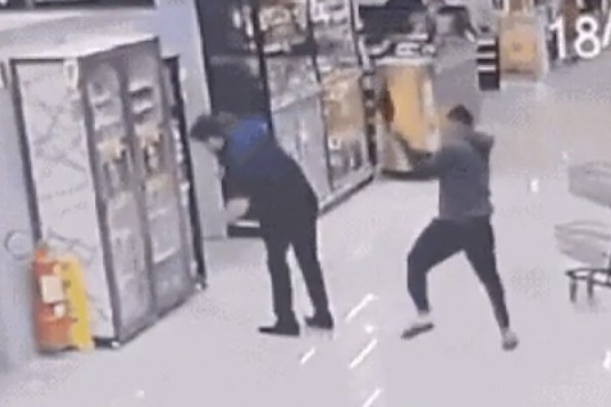 Agressão a gerente de supermercado com pá foi motivada por 'queixas' da esposa do investigado; entenda