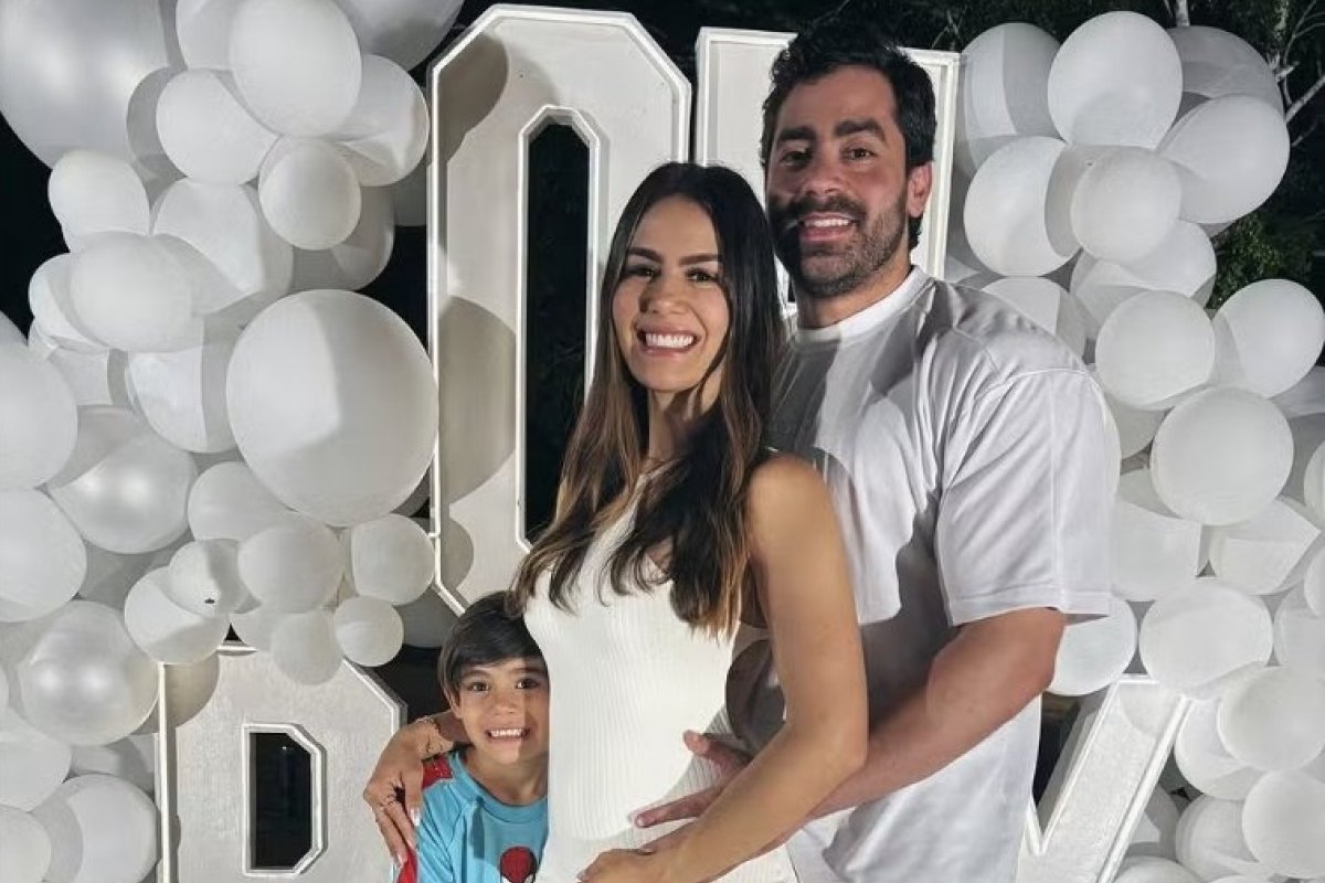 Vídeo: Fogos de artifícios de chá revelação estouram em direção aos convidados