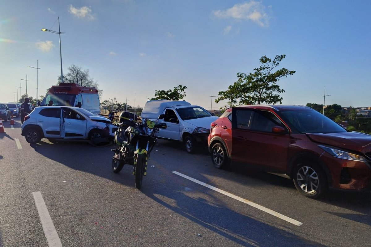 Acidente entre quatro veículos congestiona Avenida Paralela