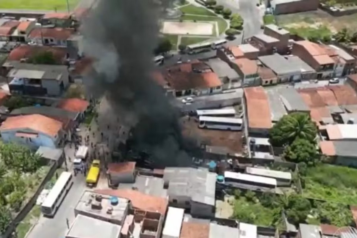 Incêndio atinge veículos em garagem de cooperativa de transporte público na Bahia