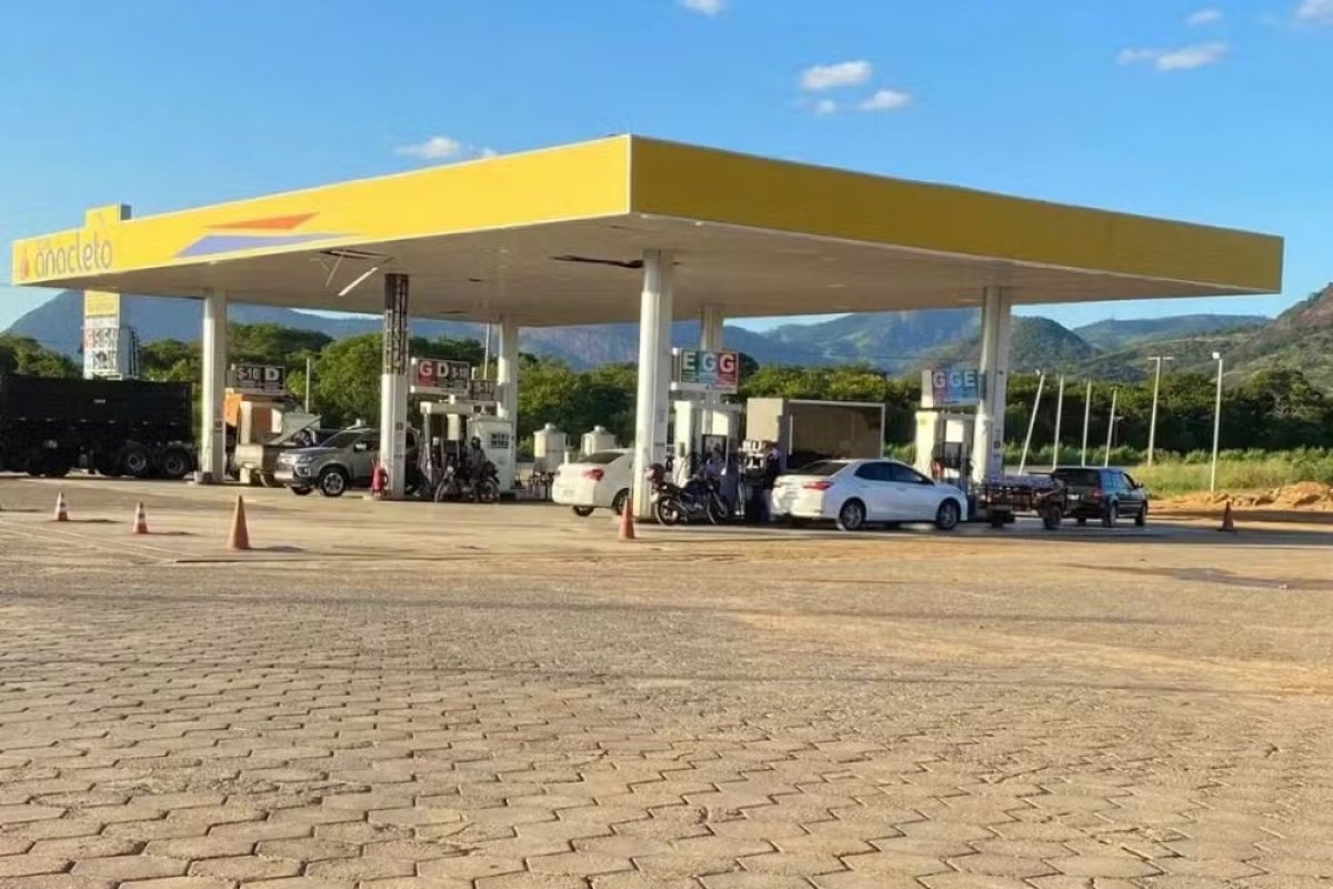 Pai esquece filhas de 6 e 10 anos em posto de gasolina durante viagem de férias