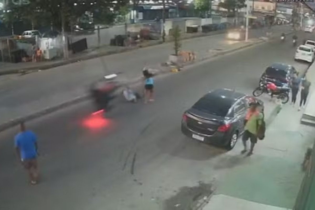 Mulher morre após ser atropelada por homem que 'empinava' moto na Avenida Suburbana