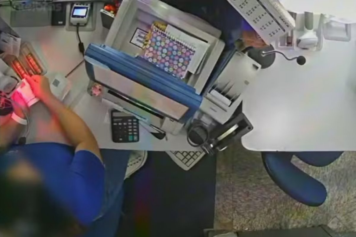 Vídeo: funcionária é gravada furtando bilhete premiado da Mega-Sena no DF