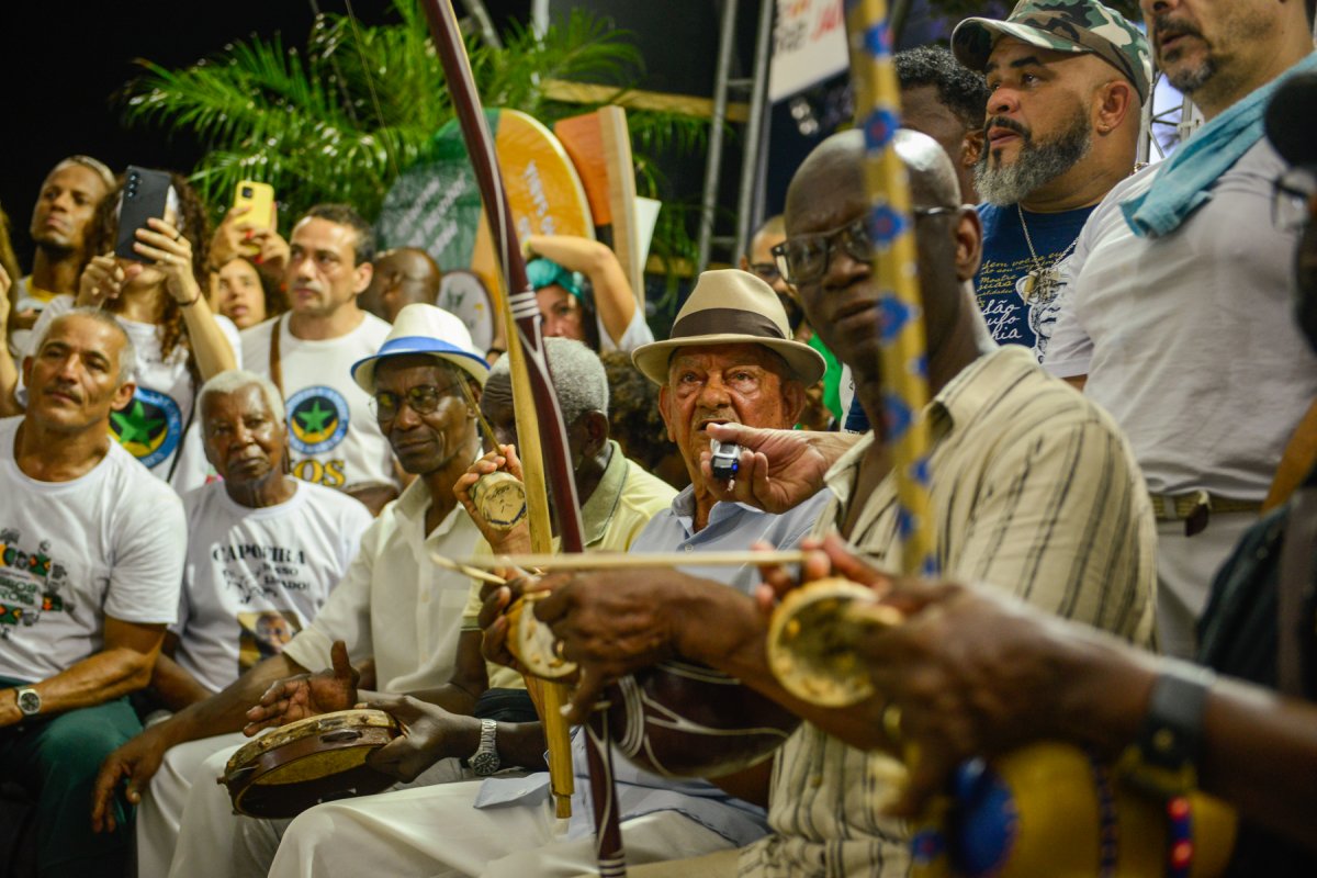Mestres octogenários da capoeira recebem título de heróis!