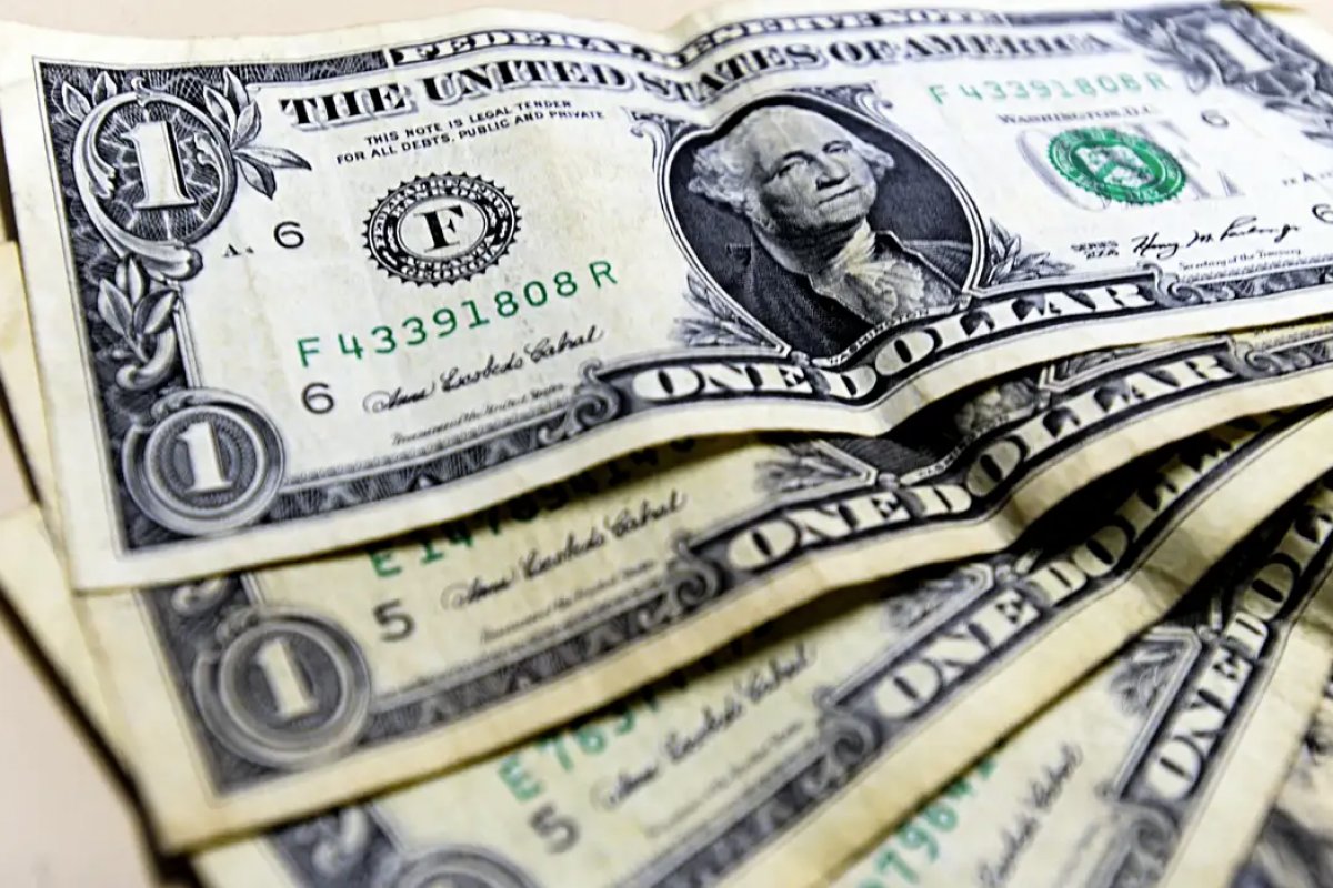 Dólar fecha o dia a R$ 5,94 e fica abaixo de R$ 6 pela primeira vez em mais de um mês