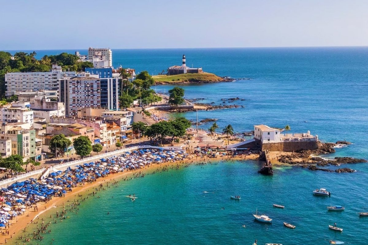 Cadeiras e sombreiros devem ser colocados na areia por demanda em praia de Salvador, determina prefeitura