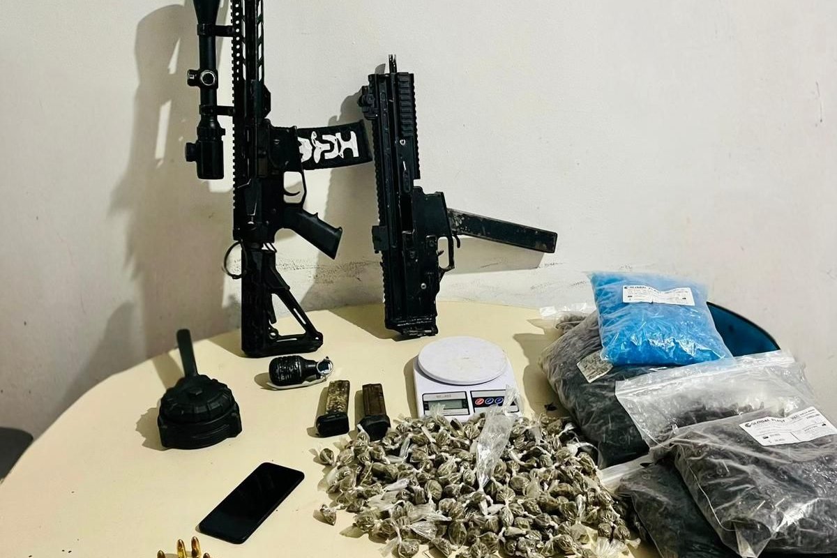 Adolescente de 13 anos é apreendido na Bahia com submetralhadoras, granadas e drogas