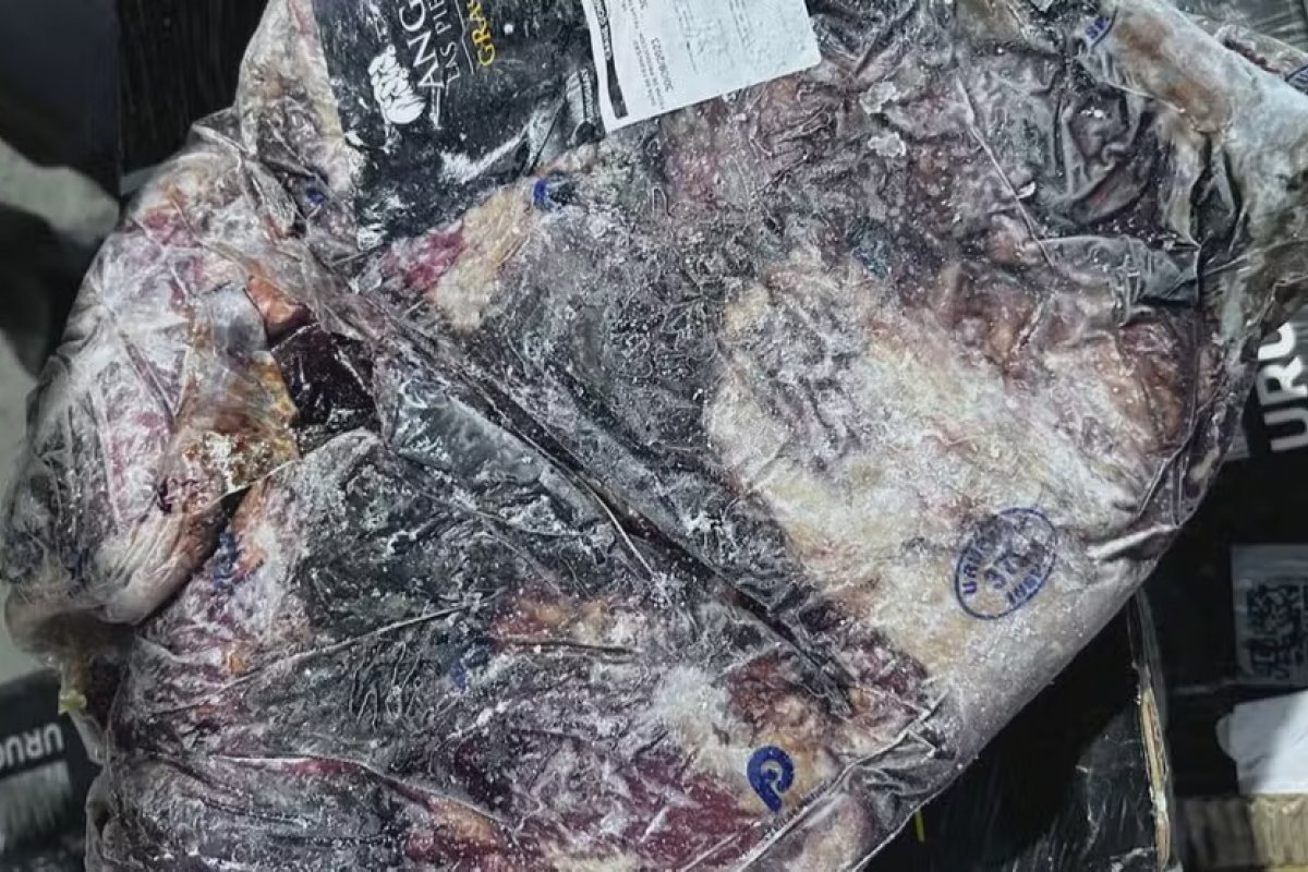 Empresa 'maquiou' carne estragada em enchente do RS e vendeu como produto nobre do Uruguai, aponta polícia