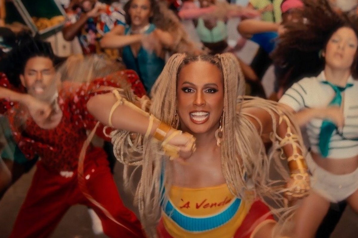 Cantora Raquel Virgínia participa de encontro com pessoas trans de Salvador