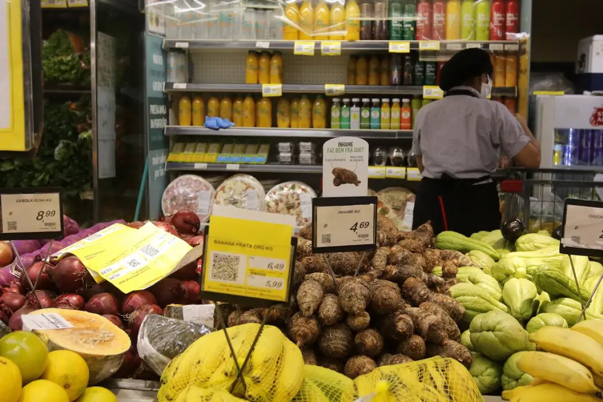 Prévia da inflação sobe 0,11% em janeiro, puxada pela alimentação, diz IBGE