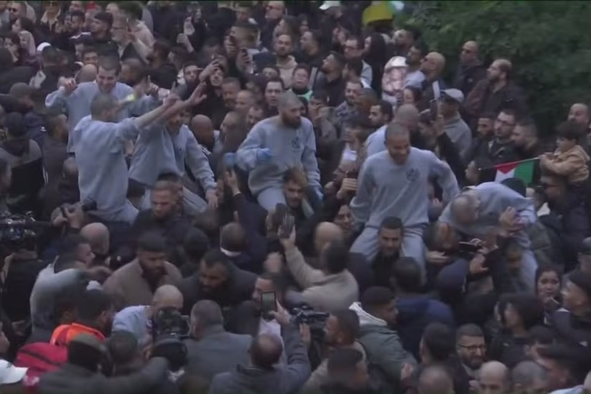 Israel liberta 200 prisioneiros palestinos após Hamas soltar 4 reféns