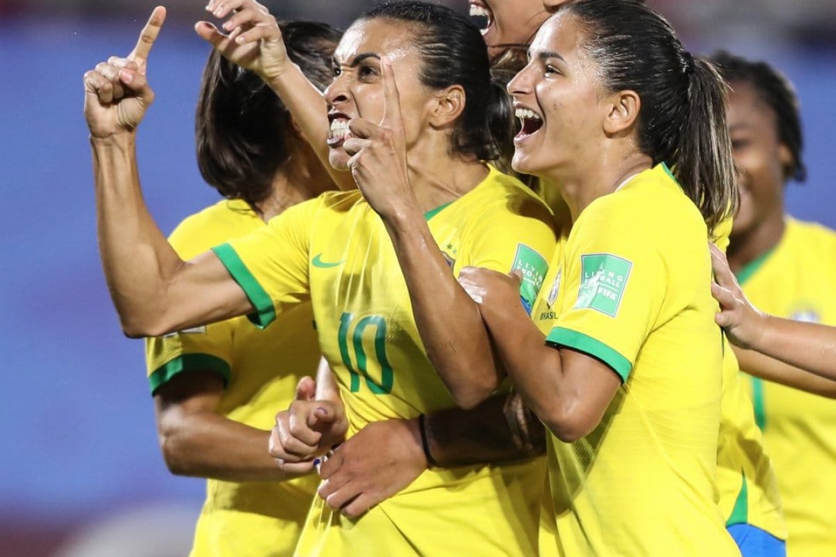 Brasil vence Itália e se classifica para as oitavas da Copa do Mundo; Marta bate recorde