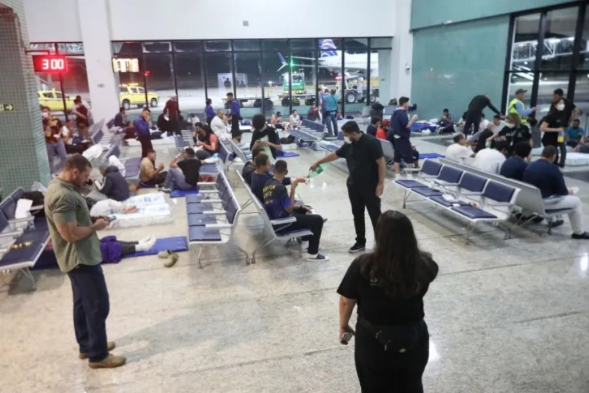 FAB envia avião para fazer transporte de brasileiros deportados dos EUA