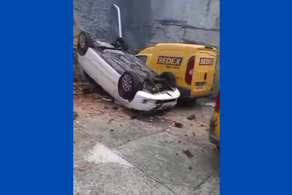 Motorista perde controle do carro e invade agência dos Correios em Salvador