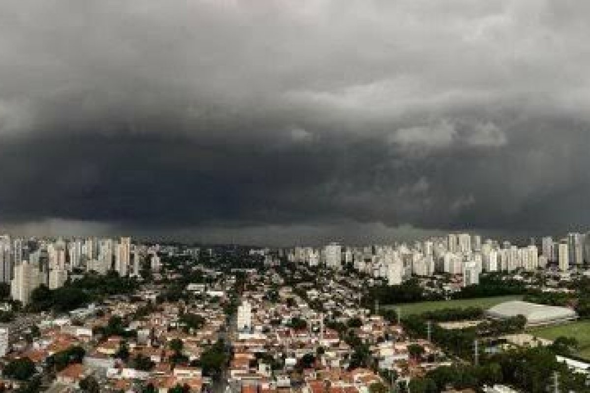 Após tempestade na Grande SP, mais de 27 mil imóveis seguem sem energia