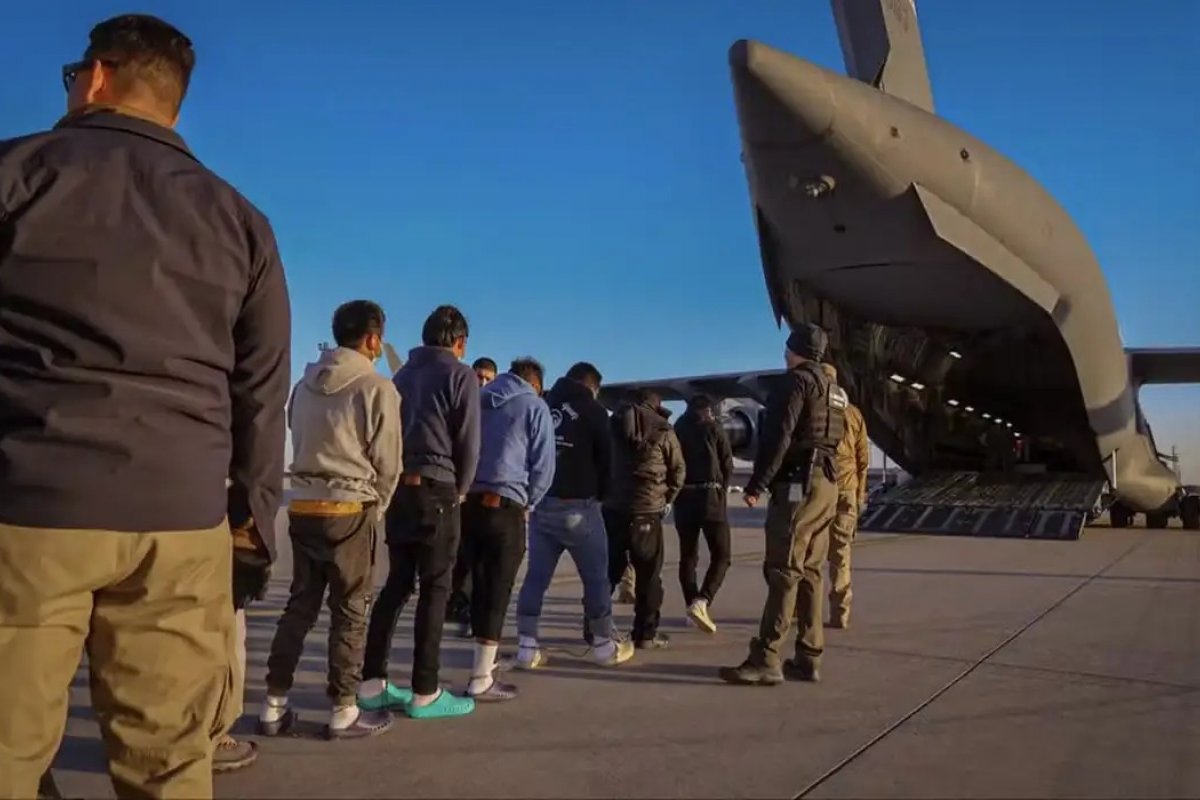 Governo Biden também enviava deportados algemados