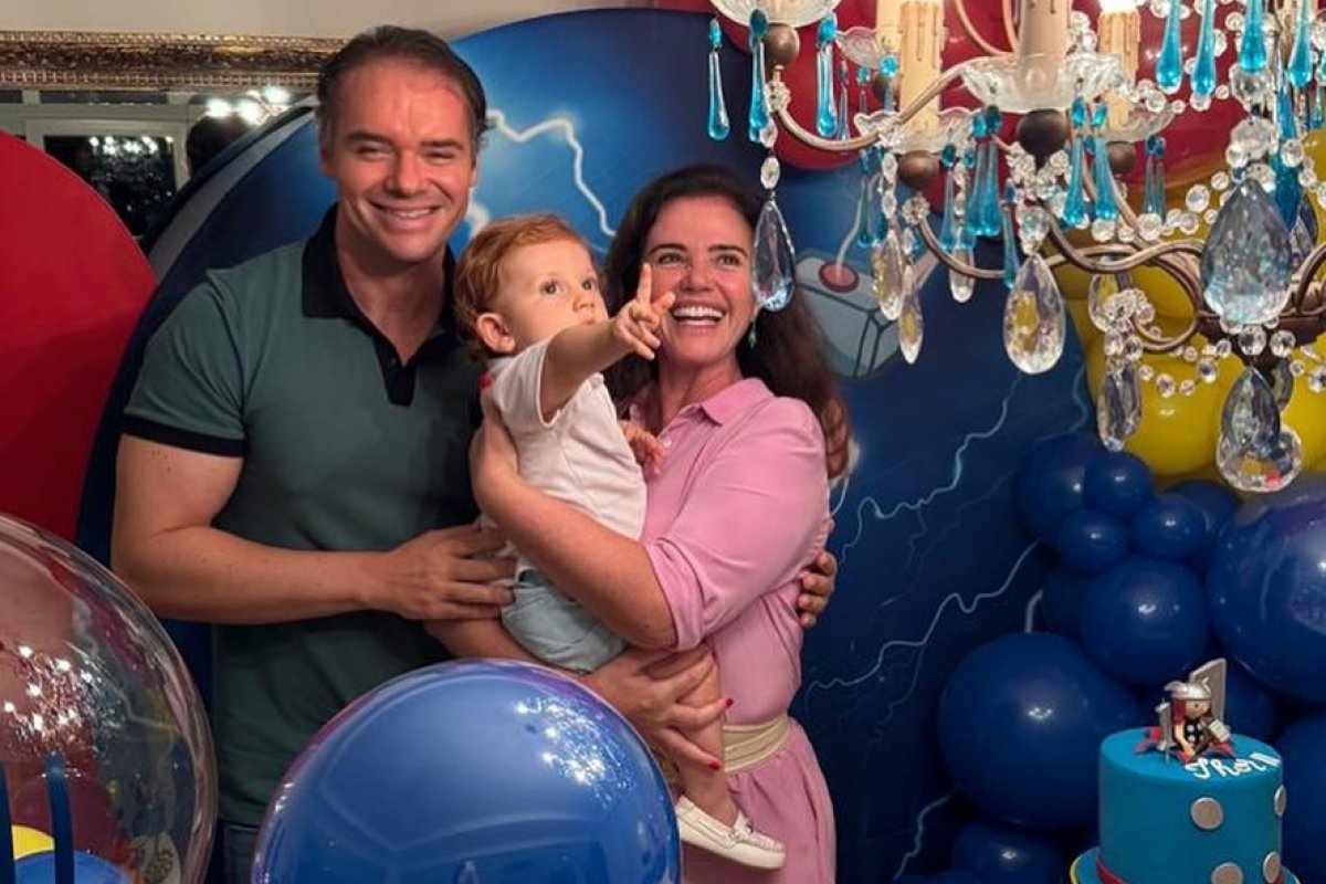 Luma de Oliveira posa em festa de 1 ano do neto!