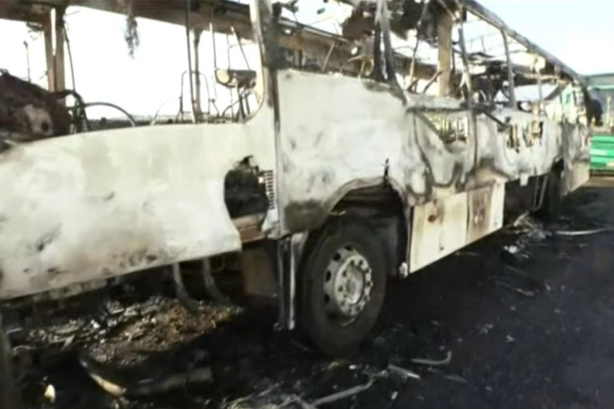 Três pessoas são presas suspeitas de atear fogo em ônibus no bairro de Sussuarana, em Salvador