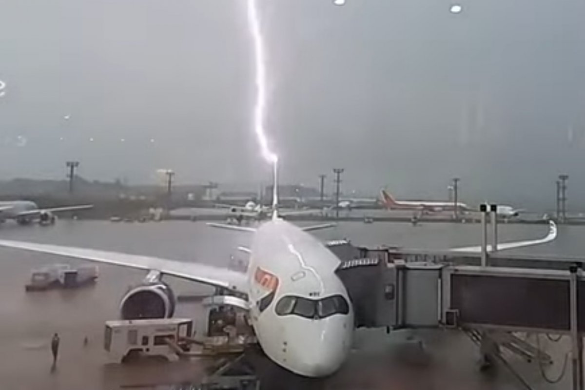 Vídeo: raio cai sobre avião no aeroporto de Guarulhos