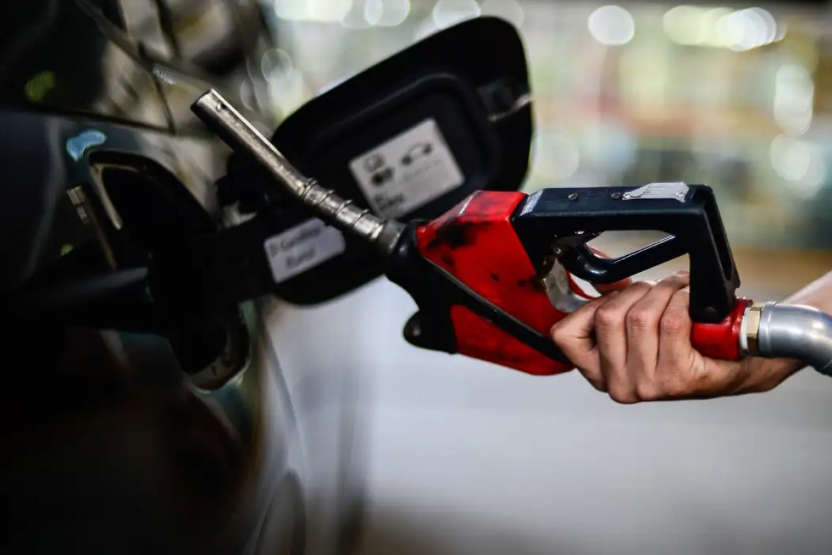 Estados brasileiros elevam ICMS sobre gasolina em R$ 0,10 por litro a partir de fevereiro; diesel aumentará R$ 0,06