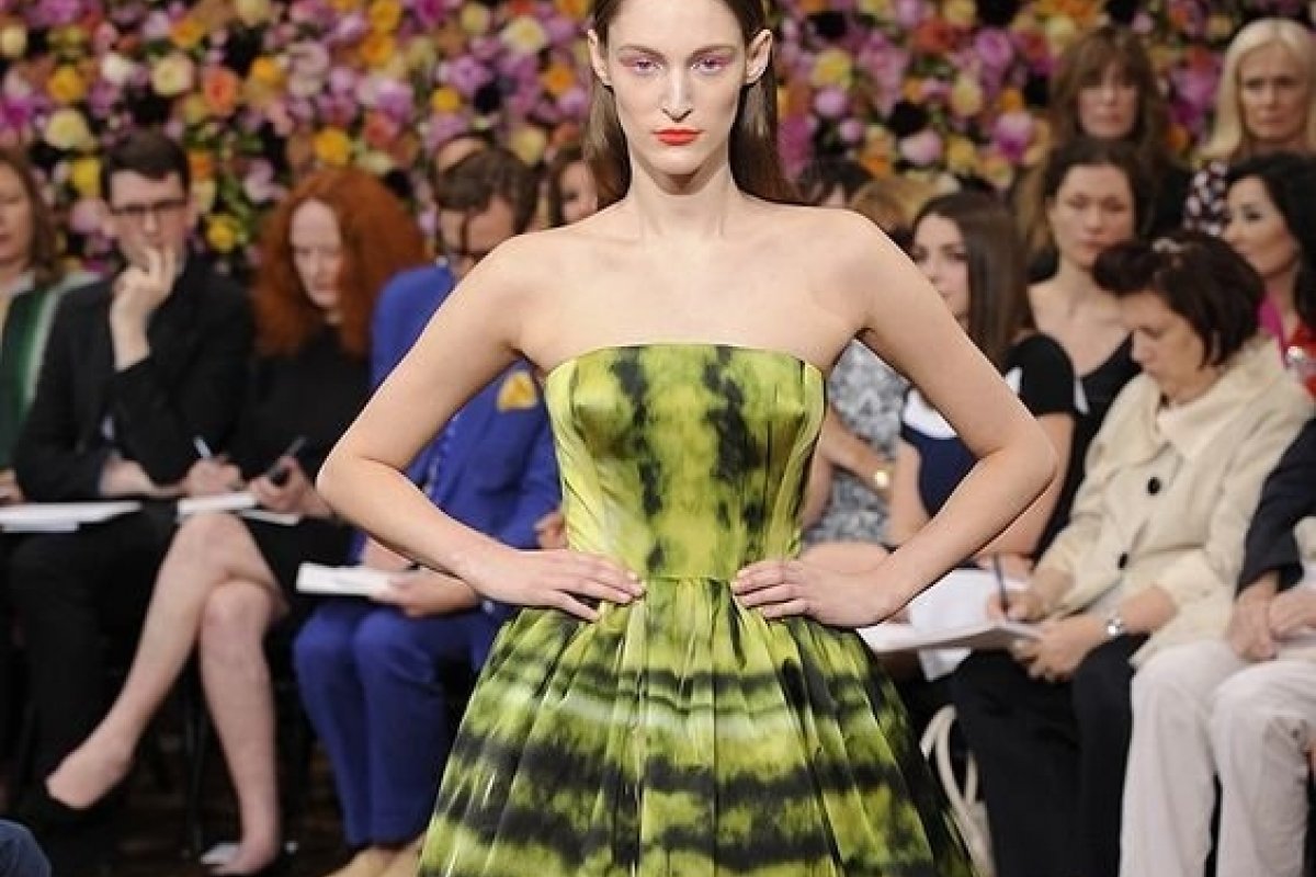 Saiba como apostar no tie dye em looks sofisticados