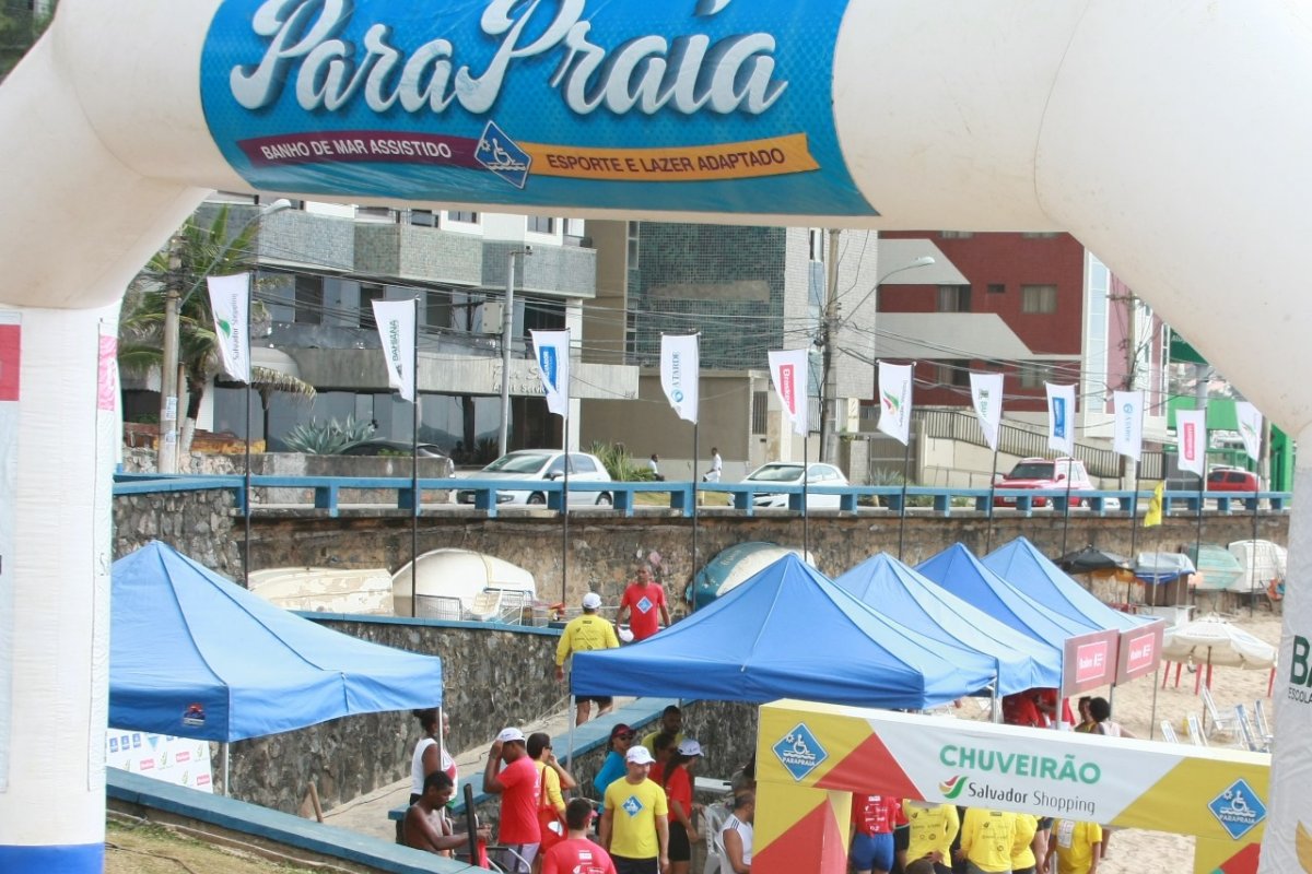 ParaPraia inicia temporada com banho de mar assistido na praia de Ondina, em Salvador