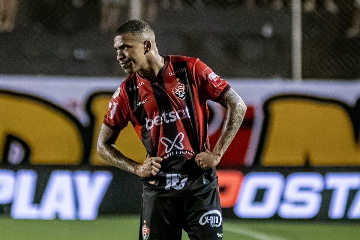 Empresário de Lucas Esteves se pronuncia sobre negociação entre jogador, Vitória e Grêmio; confira os prints