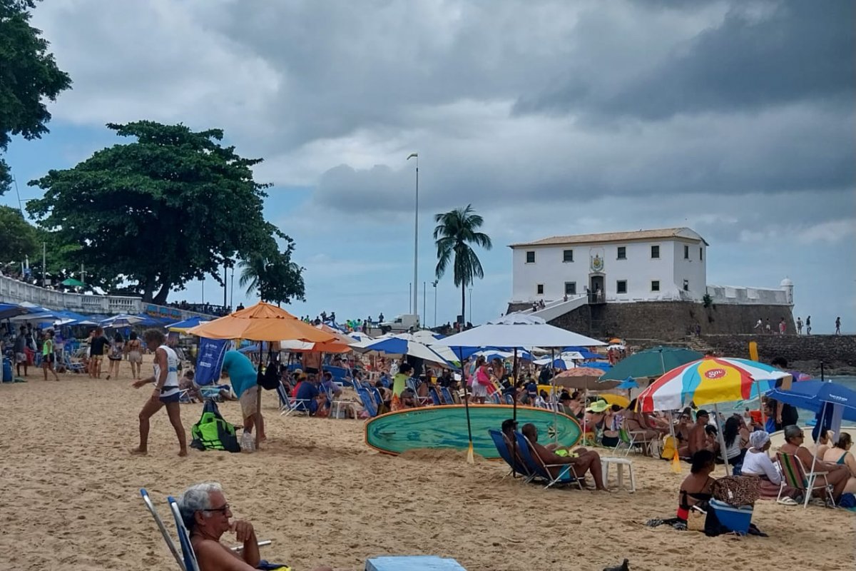 Vídeo: banhistas e ambulantes opinam sobre redução de barracas no Porto da Barra após medidas da prefeitura