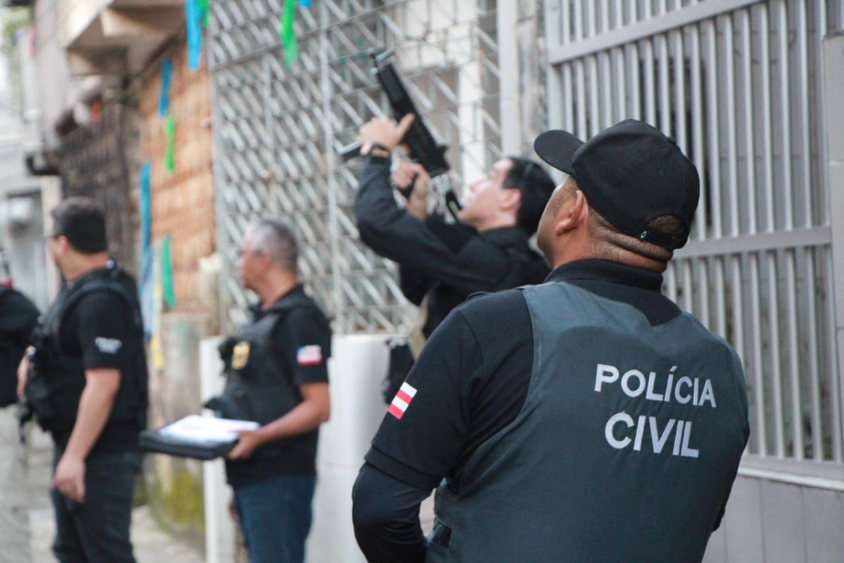 Homem é preso e mandados são cumpridos contra grupo criminoso no bairro de Sete de Abril, em Salvador