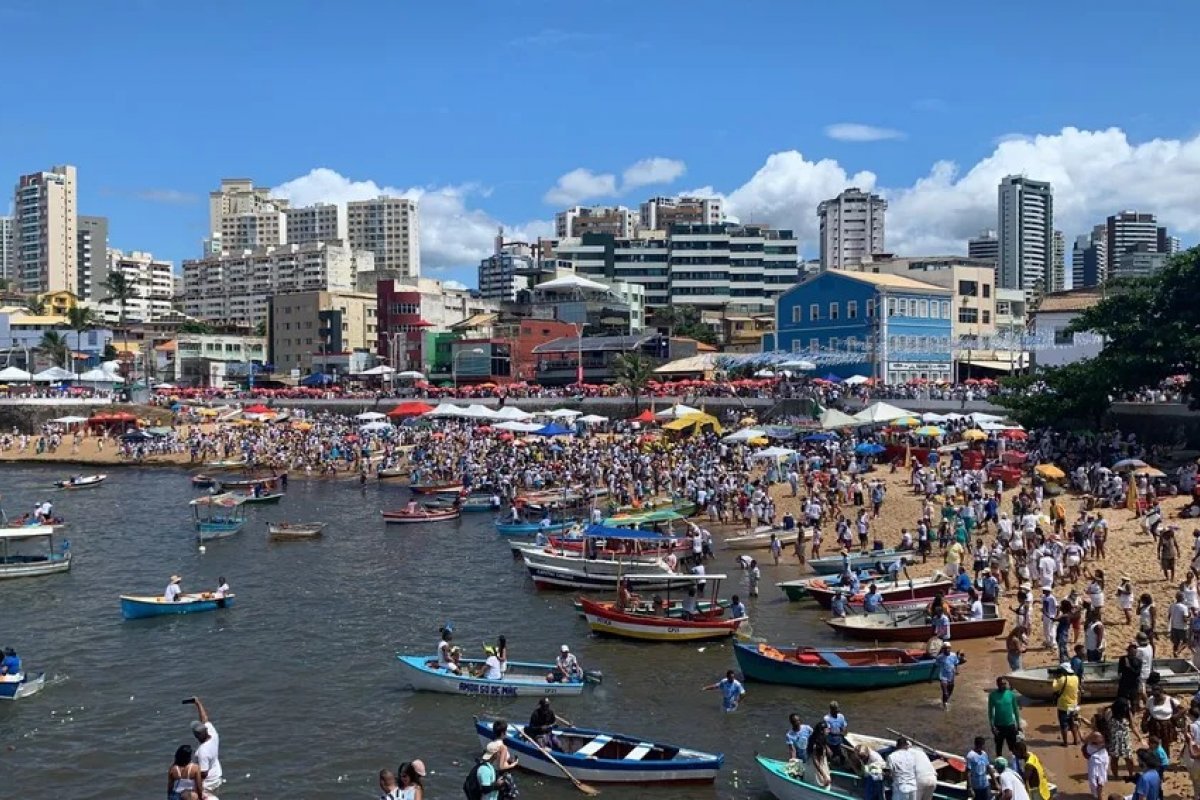 Festa de Iemanjá congrega sagrado e profano em 'esquenta' de Carnaval